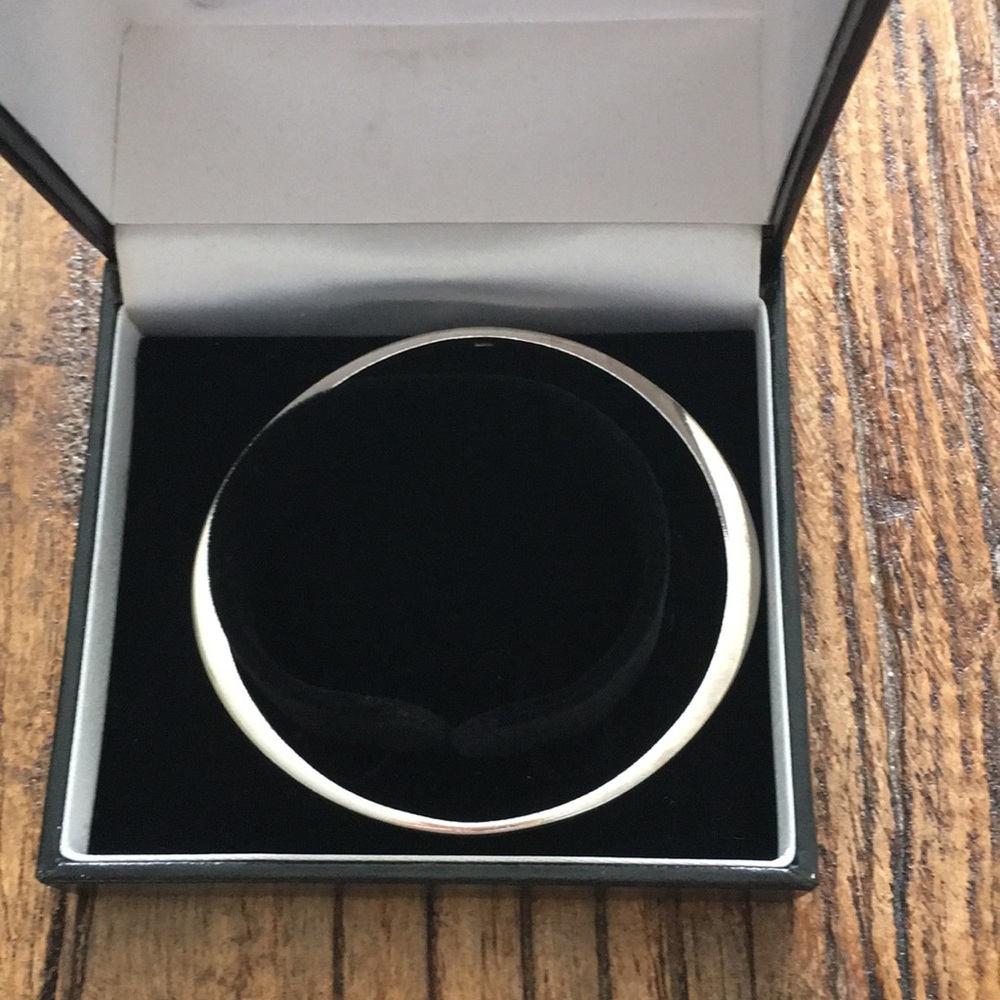 🌟LEAVING 🔜NWOT- Silver bracelet- oval detail